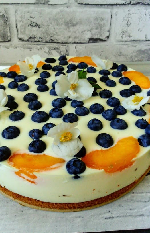 Lekki Jogurtowiec z Brzoskwiniami i Borówkami – Owocowa Rozkosz Bez Wyrzutów Sumienia