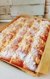 Drożdżowe bułeczki z nadzieniem budyniowo-serowym