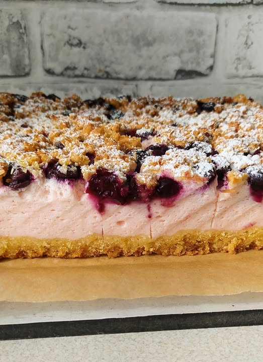 Bardzo smaczne kruche ciasto z masą jogurtową i borówkami