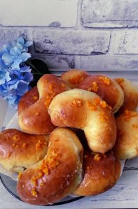 Pyszne Drożdżowe Rogale z Jagodami – Rozkosz w Każdym Kęsie