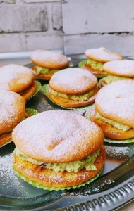 Biszkopciki z bitą śmietaną o smaku limonki i herbaty matcha