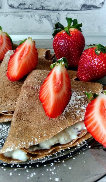 Naleśniki czekoladowe z nadzieniem straciatella i truskawkami