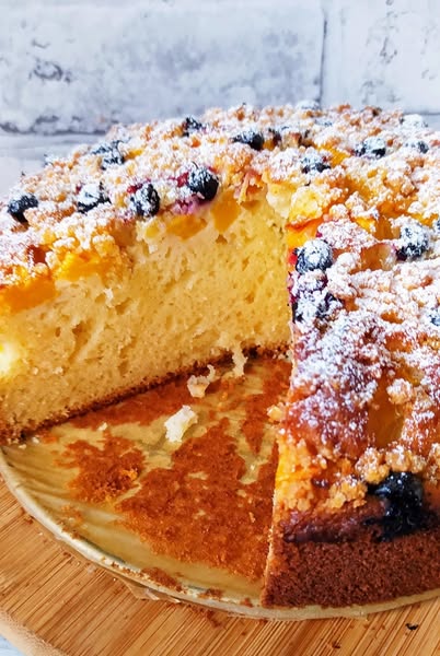 Ciasto Mieszane Widelcem z Brzoskwiniami i Czarną Porzeczką