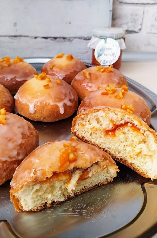 Pyszne drożdżowe bułeczki z dziką różą – przepis na wyjątkowy smak