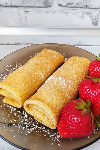 Naleśniki z Nadzieniem Budyniowo-Serowym i Truskawkami – Delikatna Rozkosz Smaku