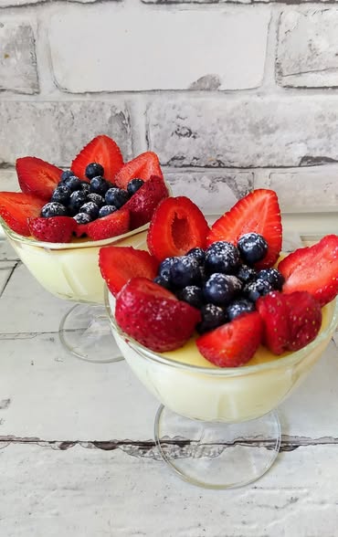 Krem budyniowo-serowy z truskawkami i borówkami – Rozkosz w każdym kęsie